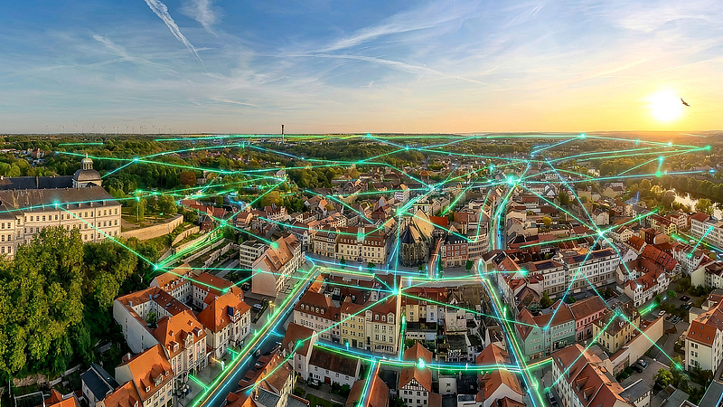 Altstadt von Weißenfels aus der Luft bei Sonnenuntergang, mit eingezeichnetem Versorgungsnetz