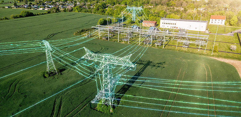 Hochspannungsmasten und Umspannwerk mit eingezeichneten Stromleitungen
